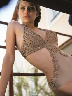 Makramee Bügel Badeanzug CHACHA Von Nicole Olivier 13 Makramee Bügel Badeanzug CHACHA Von Nicole Olivier -Marlies Dekkers Verkaufsgeschäft badeanzug makramee chacha taupe nicole olivier 7 1 1