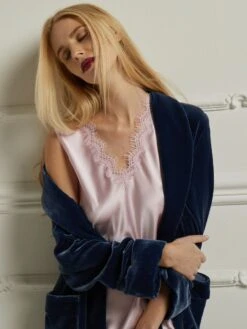 Seide-Viscose Samt Morgenmantel Lang DANIELA Elegant Von Vivis 29 Seide-Viscose Samt Morgenmantel Lang DANIELA Elegant Von Vivis -Marlies Dekkers Verkaufsgeschäft kimono seidensamt daniela dunkelblau vivis 2 1 1 1