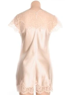 Kurzes Seidennegligé ETINCELLE No. 3 Mit Spitze Marjolaine 9 Kurzes Seidennegligé ETINCELLE No. 3 Mit Spitze Marjolaine -Marlies Dekkers Verkaufsgeschäft marjolaine seide neglige etincelle no 3 eti0301 sand ruecken