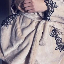 Warmer Hausmantel FREDA Lang Mit Spitze Marjolaine 13 Warmer Hausmantel FREDA Lang Mit Spitze Marjolaine -Marlies Dekkers Verkaufsgeschäft morgenmantel freda sand fre2401 1804 marjolaine