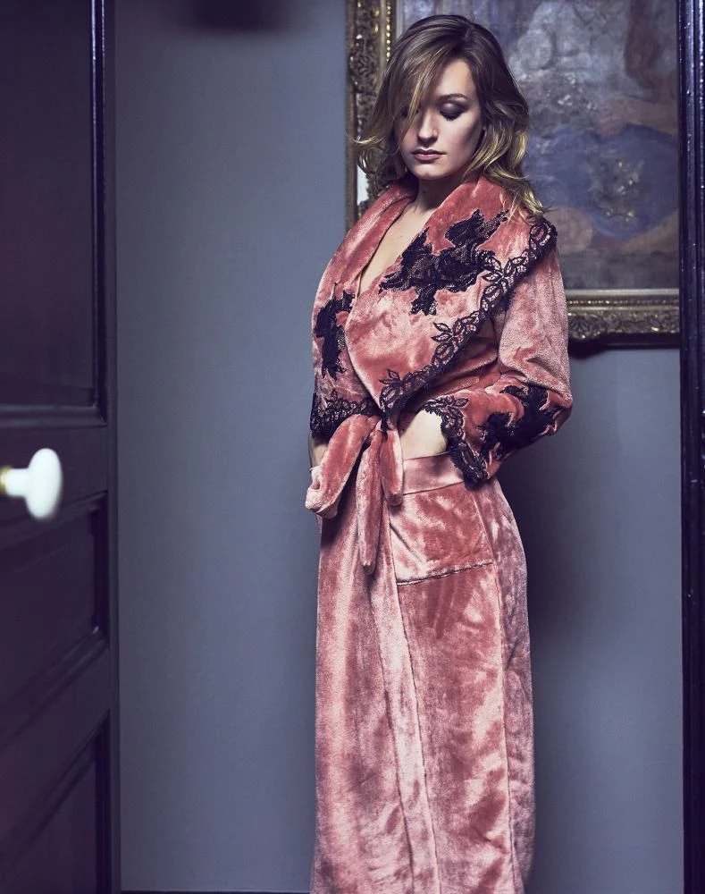 Warmer Hausmantel FREDA Lang Mit Spitze Marjolaine 5 Warmer Hausmantel FREDA Lang Mit Spitze Marjolaine – Bild 3