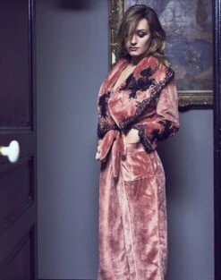 Warmer Hausmantel FREDA Lang Von Marjolaine 10 Warmer Hausmantel FREDA Lang Von Marjolaine -Marlies Dekkers Verkaufsgeschäft morgenmantel freda tonerde fre2401 2404 marjolaine 1 1