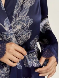 100% Seide Kimono TOI MON AMOUR Mit Print Von Aubade -Marlies Dekkers Verkaufsgeschäft morgenmantel toi mon amour qs65 nachtblau aubade 2