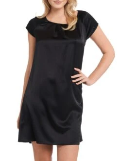 Seide Kurzarm Nachtkleid SEDUZIONE DI SETA Von Gattina 28 Seide Kurzarm Nachtkleid SEDUZIONE DI SETA Von Gattina -Marlies Dekkers Verkaufsgeschäft nachtkleid seide schwarz 381423 seduzione di seta gattina