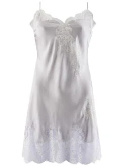 100% Seide Negligé SOIE D´AMOUR Von Aubade 28 100% Seide Negligé SOIE D´AMOUR Von Aubade -Marlies Dekkers Verkaufsgeschäft negligee seide silber ms40 soie d amour aubade