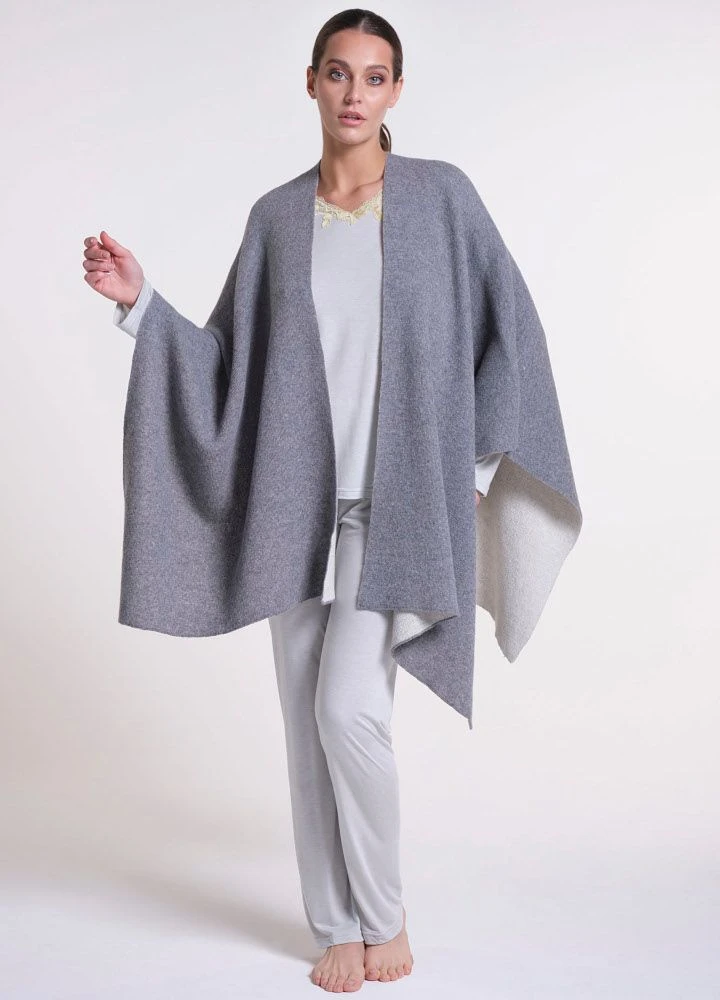 Feinstrick Wolle-Kaschmir PONCHO Von Verdiani Loungewear 4 Feinstrick Wolle-Kaschmir PONCHO Von Verdiani Loungewear – Bild 2