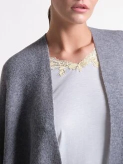 Feinstrick Wolle-Kaschmir PONCHO Von Verdiani Loungewear 8 Feinstrick Wolle-Kaschmir PONCHO Von Verdiani Loungewear -Marlies Dekkers Verkaufsgeschäft poncho doubleface wolle kaschmir grau ecru 8810 loungewear verdiani 3