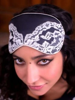 100% Seide Schlafmaske MARJOLIE No. 7 Von Marjolaine 14 100% Seide Schlafmaske MARJOLIE No. 7 Von Marjolaine -Marlies Dekkers Verkaufsgeschäft schlafbrille seide schwarz marjolie 3mar0701 marjolaine 2 1