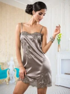 Seta Superior Seiden-Nachthemd VALIDA Von Cotton Club -Marlies Dekkers Verkaufsgeschäft seide neglige valida taupe seta superior cotton club