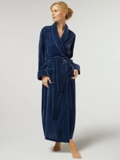 Seide-Viscose Samt Morgenmantel Lang DANIELA Elegant Von Vivis 23 Seide-Viscose Samt Morgenmantel Lang DANIELA Elegant Von Vivis -Marlies Dekkers Verkaufsgeschäft seidensamt morgenmantel lang v00039 daniela nachtblau vivis 2 1 1 1
