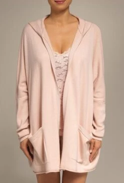 Wolle Kaschmir Kapuzen-Cardigan GRACE 96 Von Pain De Sucre Suggest -Marlies Dekkers Verkaufsgeschäft wolle kaschmir cardigan grace poudre pain de sucre suggest