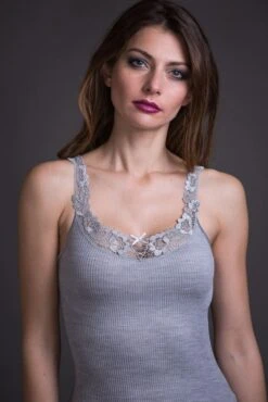 Merinowolle-Seide TRÄGER-TOP Mit Spitze Von Artimaglia 13 Merinowolle-Seide TRÄGER-TOP Mit Spitze Von Artimaglia -Marlies Dekkers Verkaufsgeschäft wolle seide shirt 67601 grau artimaglia 2